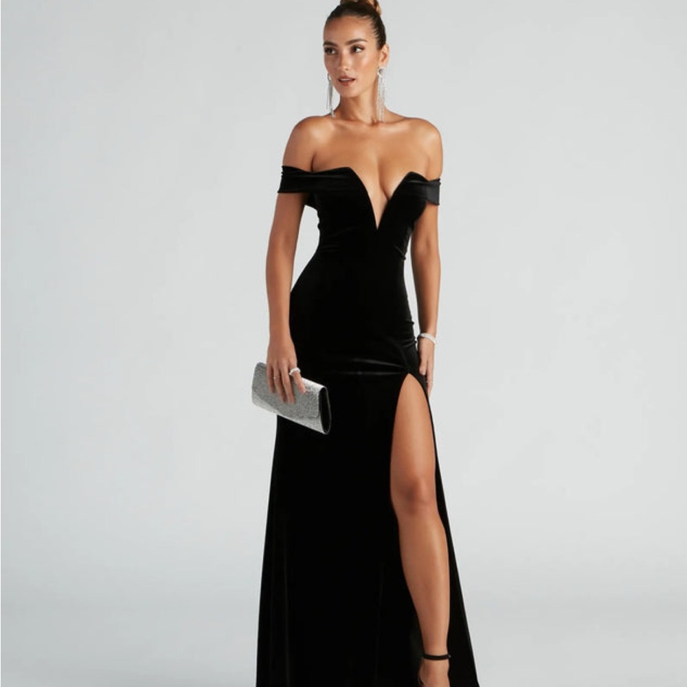 Elegant Black Maxi Dress with Ruched Bodice and Plunge Neckline for Prom
